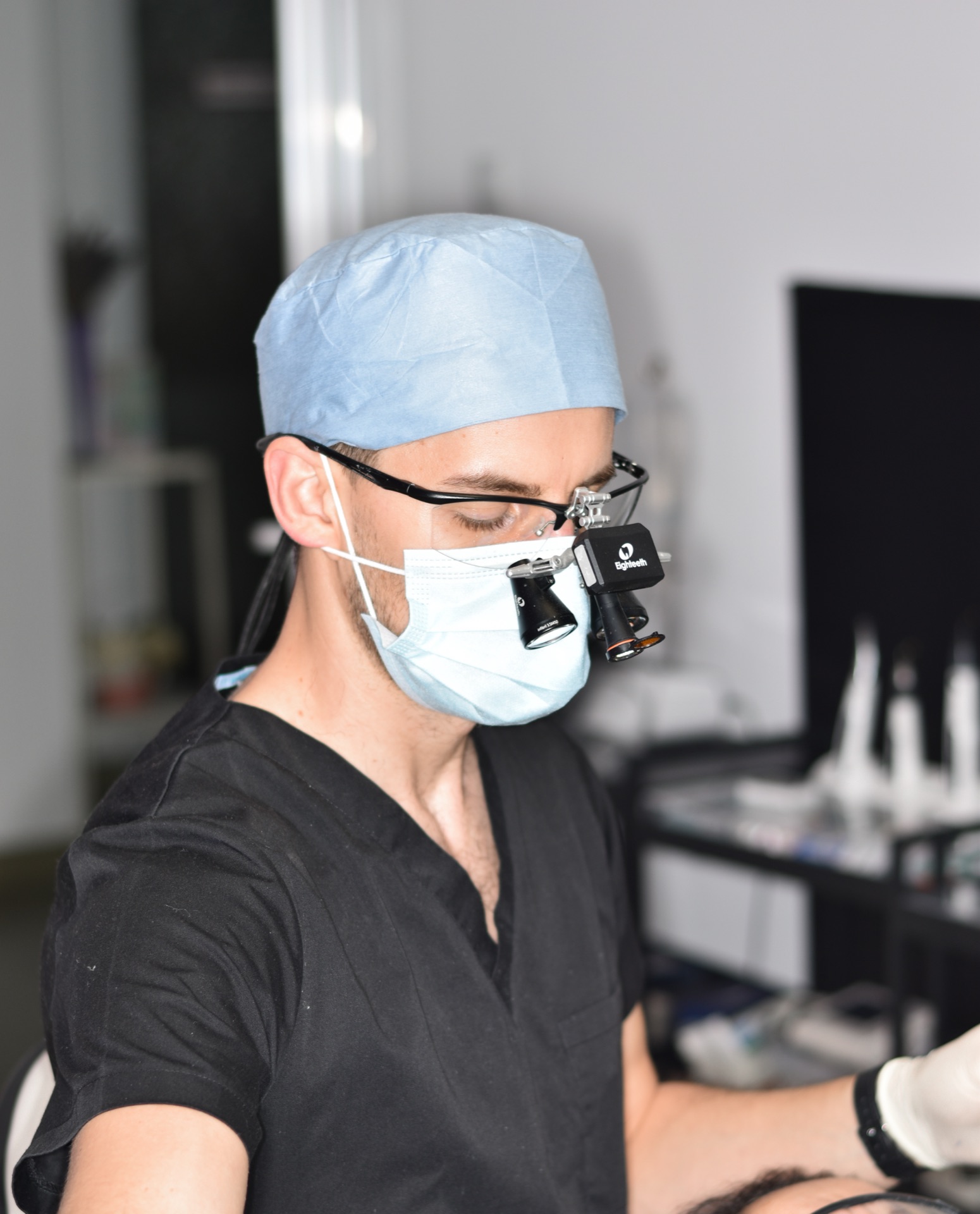 Dr. Moga Cătălin cu lupe stomatologice - dentist Lugoj